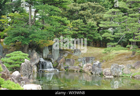 Japanische Park in der Nähe von Nijo-Jo Schloss in Kyoto, Japan Stockfoto