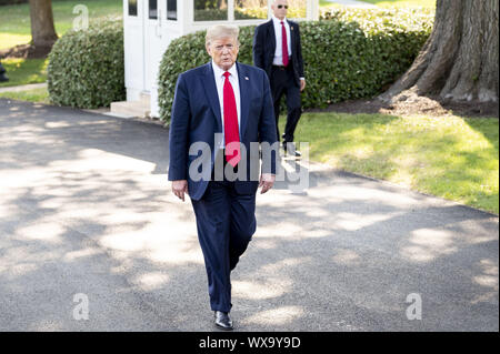 Washington, DC, USA. 16 Sep, 2019. September 16, 2019 - Washington, DC, USA: Präsident DONALD TRUMP zu Fuß in Richtung Reporter in der Nähe der South Lawn des Weißen Hauses, als er auf die Marine ein Hubschrauber verlässt seine Reise in Albuquerque, New Mexiko, an einer 'Halten' Amerika große Rally'' zu starten. Quelle: Michael Brochstein/ZUMA Draht/Alamy leben Nachrichten Stockfoto