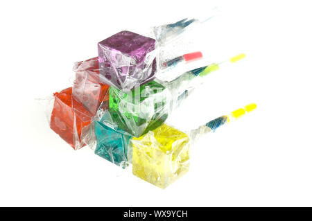 Bounch von Bunte durchsichtige Würfel geformte Lutscher mit Hintergrundbeleuchtung auf weißem Hintergrund Stockfoto