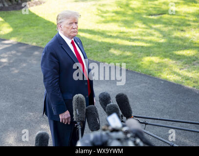 Washington, DC, USA. 16 Sep, 2019. September 16, 2019 - Washington, DC, USA: Präsident DONALD TRUMP im Gespräch mit Reportern in der Nähe der South Lawn des Weißen Hauses, als er auf die Marine ein Hubschrauber verlässt seine Reise in Albuquerque, New Mexiko, an einer 'Halten' Amerika große Rally'' zu starten. Quelle: Michael Brochstein/ZUMA Draht/Alamy leben Nachrichten Stockfoto