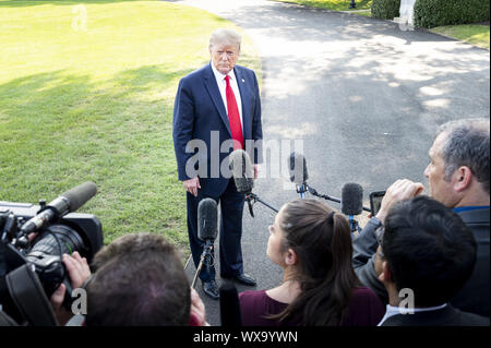 Washington, DC, USA. 16 Sep, 2019. September 16, 2019 - Washington, DC, USA: Präsident DONALD TRUMP im Gespräch mit Reportern in der Nähe der South Lawn des Weißen Hauses, als er auf die Marine ein Hubschrauber verlässt seine Reise in Albuquerque, New Mexiko, an einer 'Halten' Amerika große Rally'' zu starten. Quelle: Michael Brochstein/ZUMA Draht/Alamy leben Nachrichten Stockfoto