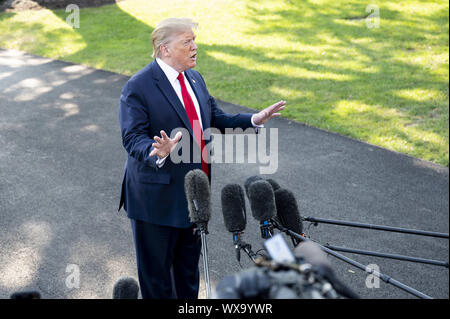 Washington, DC, USA. 16 Sep, 2019. September 16, 2019 - Washington, DC, USA: Präsident DONALD TRUMP im Gespräch mit Reportern in der Nähe der South Lawn des Weißen Hauses, als er auf die Marine ein Hubschrauber verlässt seine Reise in Albuquerque, New Mexiko, an einer 'Halten' Amerika große Rally'' zu starten. Quelle: Michael Brochstein/ZUMA Draht/Alamy leben Nachrichten Stockfoto