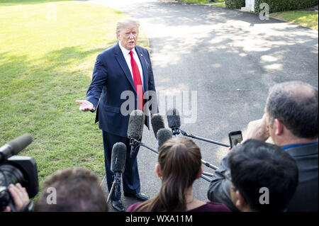 Washington, DC, USA. 16 Sep, 2019. September 16, 2019 - Washington, DC, USA: Präsident DONALD TRUMP im Gespräch mit Reportern in der Nähe der South Lawn des Weißen Hauses, als er auf die Marine ein Hubschrauber verlässt seine Reise in Albuquerque, New Mexiko, an einer 'Halten' Amerika große Rally'' zu starten. Quelle: Michael Brochstein/ZUMA Draht/Alamy leben Nachrichten Stockfoto