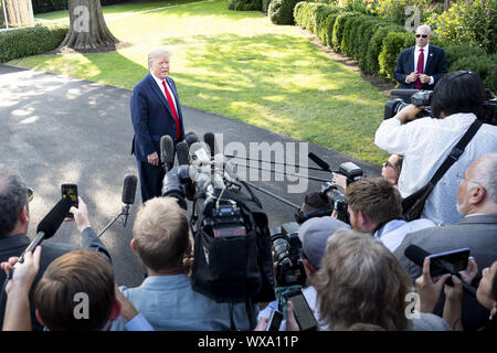 Washington, DC, USA. 16 Sep, 2019. September 16, 2019 - Washington, DC, USA: Präsident DONALD TRUMP im Gespräch mit Reportern in der Nähe der South Lawn des Weißen Hauses, als er auf die Marine ein Hubschrauber verlässt seine Reise in Albuquerque, New Mexiko, an einer 'Halten' Amerika große Rally'' zu starten. Quelle: Michael Brochstein/ZUMA Draht/Alamy leben Nachrichten Stockfoto