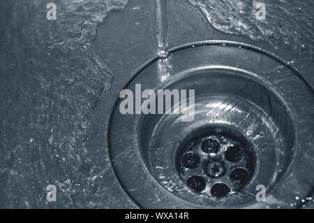 Wasserdurchfluss in den Abfluss in der Küche Stockfoto