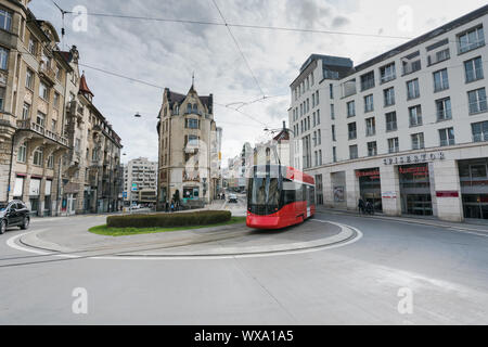 St. Gallen, SG/Schweiz - April 8, 2019: Die historischen Appenzeller Bahn rundet die Spisertor in Stockfoto