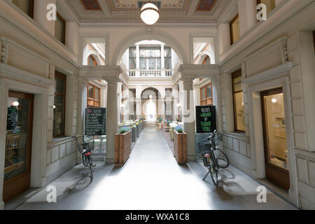 Winterthur, ZH/Schweiz - April 8, 2019: schmale Gedeckten Gänge in der historischen Altstadt von Winte Stockfoto