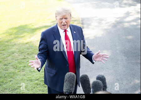 Washington, DC, USA. 16 Sep, 2019. September 16, 2019 - Washington, DC, USA: Präsident DONALD TRUMP im Gespräch mit Reportern in der Nähe der South Lawn des Weißen Hauses, als er auf die Marine ein Hubschrauber verlässt seine Reise in Albuquerque, New Mexiko, an einer 'Halten' Amerika große Rally'' zu starten. Quelle: Michael Brochstein/ZUMA Draht/Alamy leben Nachrichten Stockfoto