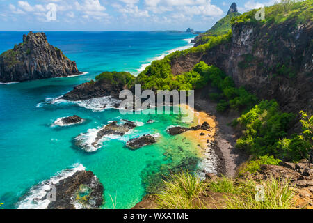 Anzeigen von Morro dos Dois Irmãos und Baia dos Porcos in Fernando de Noronha, einem paradiesischen tropischen Insel vor der Küste von Brasilien Stockfoto