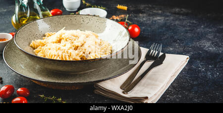 Gekochte Fusilli in der Platte Stockfoto