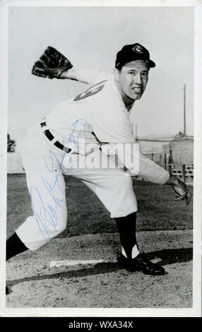Vintage autographiertes Foto von Halle des Ruhmes Krug Bob Feller, die in den 1930er Jahren gespielt, 40s und 50s mit den Cleveland Indians der American League. Stockfoto