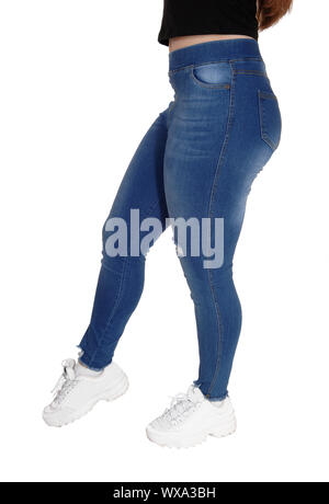 Der Boden und die Beine von einem jungen Mädchen in Jeans Stockfoto