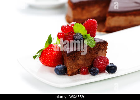 Scheibe der köstlichen Schokoladenkuchen über Weiß Stockfoto