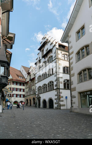 Zug, ZG/Schweiz, 20. April 2019: Touristen zu Fuß entlang der Seestraße Straße in der Stadt Zug Stockfoto