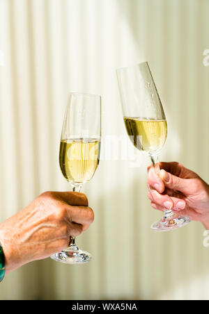 Hand der ältere Frau und junge Frau Toasten mit Gläser Champagner Stockfoto
