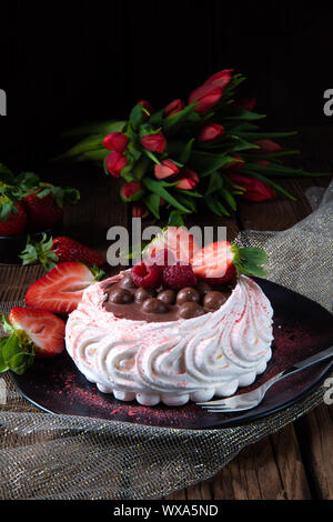 Licht Pavlova mit frischen Früchten und Schokolade Stockfoto