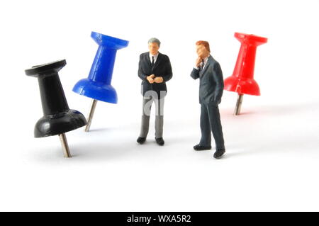 Geschäftsmann und Push pin in einem Büro auf weißem Hintergrund Stockfoto