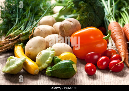 Reihe von ganzen sortierten frisches Bio-Gemüse Stockfoto