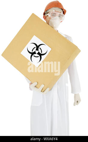 Wissenschaftler in der hand Karton mit Aufkleber schild Biohazard Stockfoto
