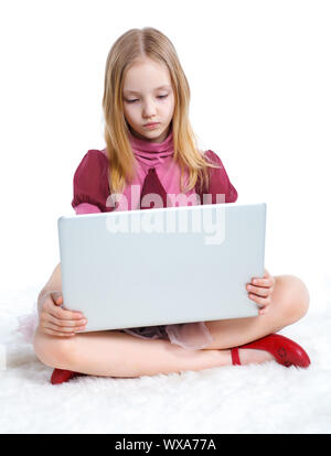 Attraktive junge Mädchen mit Notebook Computer. Auf weissem Hintergrund. Stockfoto