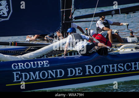 PORTO, PORTUGAL - Juli 07: Groupe Edmond de Rothschild in der Extreme Sailing Series Boat Race konkurrieren am Juli 07, 2012 in Porto, Portugal. Stockfoto