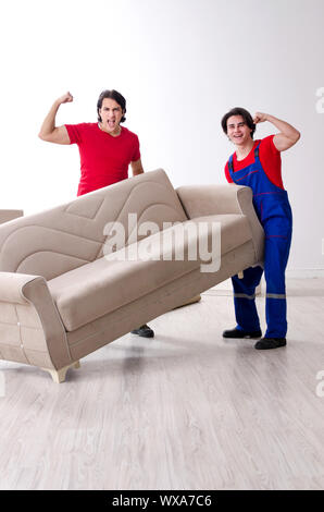 Zwei junge Unternehmer Mitarbeiter, persönliche Gegenstände Stockfoto