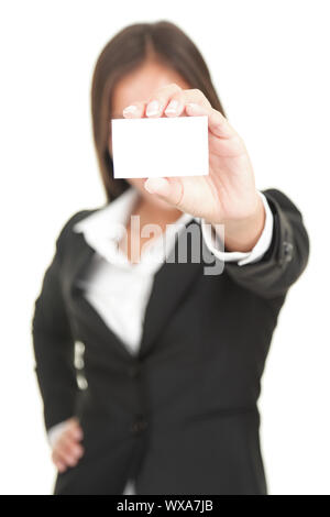 Geschäftsfrau, die in der Klage holding Business Card. Schöne (wirklich!) Gemischte chinesisch Asiatisch/kaukasischen Geschäftsfrau. Auf nahtlose weißem Hintergrund Stockfoto