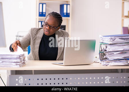 Schwarze weibliche Mitarbeiter mit übermäßiger Arbeit unzufrieden Stockfoto