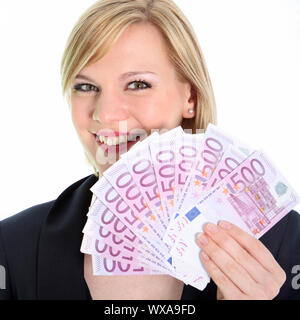 Schöne, junge blonde Frau mit 500 Euro Noten vor ihrem Gesicht wie ein Ventilator Stockfoto