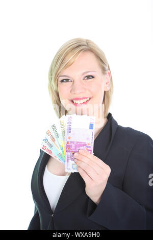 Lächelnde Frau anzeigen ein Fan von Euro- Banknoten unterschiedlicher Stückelung von 10 bis 500 Euro isoliert auf weißem Stockfoto