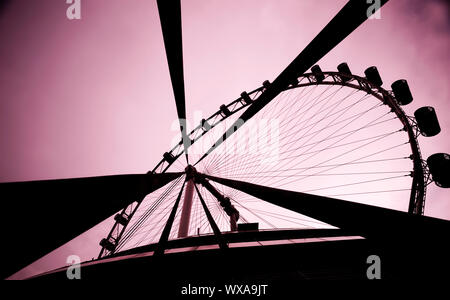 Abstrakte Weitwinkel von Singapore Flyer mit rosa Himmel Stockfoto