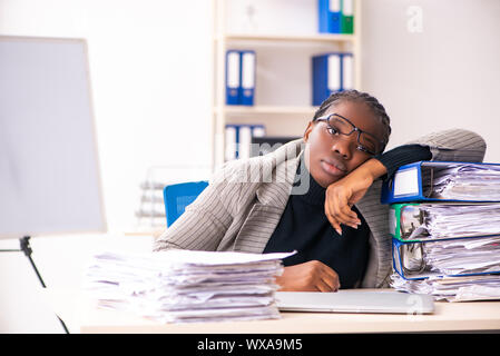 Schwarze weibliche Mitarbeiter mit übermäßiger Arbeit unzufrieden Stockfoto