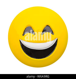 Gelbe Emoji Gesicht mit Lächeln isoliert auf Weiss. Stockfoto