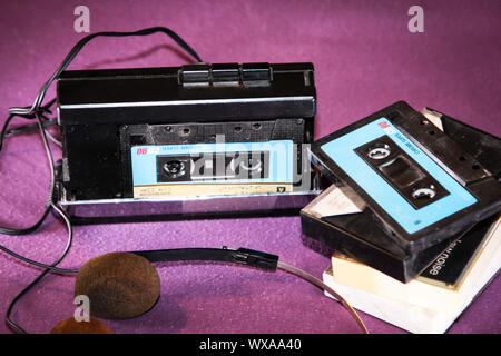 Alte Audiokassette mit Walkman und Kopfhörer Stockfoto