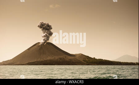 Anak Krakatau bei Sonnenuntergang durchbrechenden auf den klaren Himmel Stockfoto