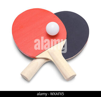 Zwei Ping Pong Paddles gekreuzt mit Kugel isoliert auf Weiss. Stockfoto