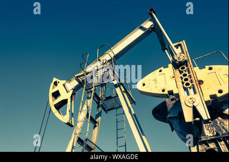 Öl pumpjack, industrielle Anlagen. Rockiger Maschinen für Power genertion. Gewinnung von Öl. Stockfoto