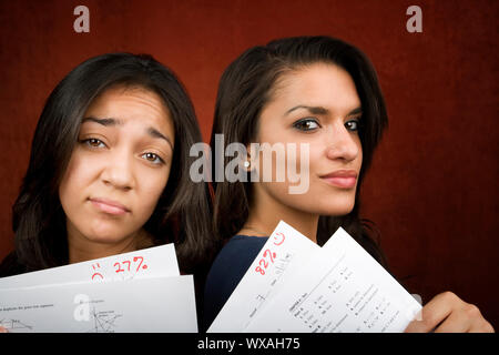 Zwei Mädchen mit Conrasting Noten auf Schule tests Stockfoto