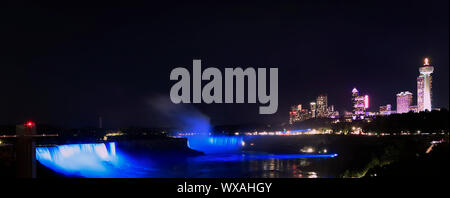 Niagara Falls in der Dämmerung einschließlich die Skyline der kanadischen Stadt den Hintergrund Stockfoto