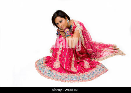 Schöne Bangali Braut in buntes Kleid sitzt, isoliert Stockfoto