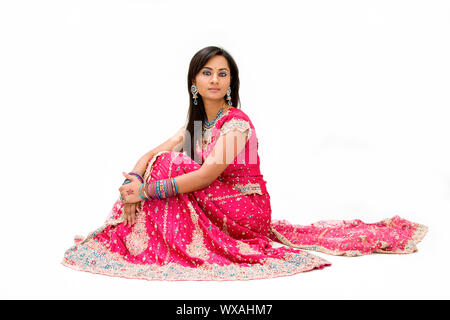 Schöne Bangali Braut in buntes Kleid sitzt, isoliert Stockfoto