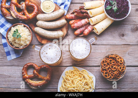 Oktoberfest Party Abendessen, Bayerische Würste, Brezeln, Bier, frisch Käse, Krautsalat, Senfsauce, Speck und traditionellen Spätzle, Flach top Stockfoto