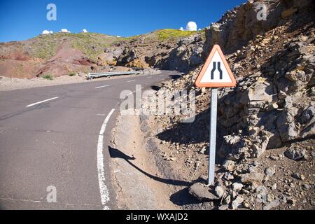 Verengung rotes Signal in eine Straße auf La Palma-Kanarische Inseln-Spanien Stockfoto