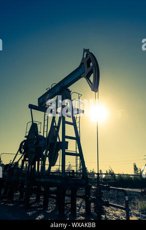 Öl pumpjack, industrielle Anlagen. Rockiger Maschinen für die Stromerzeugung. Gewinnung von Öl. Stockfoto