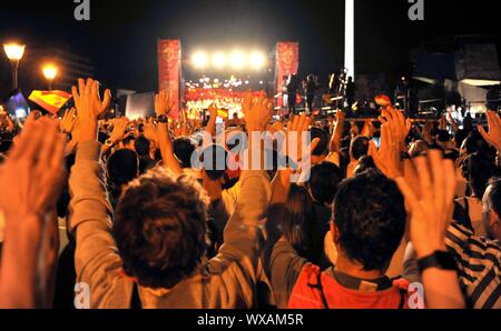 Madrid, Spanien. 16 Sep, 2019. Fans jubeln für Spaniens Basketball-Nationalmannschaft bei einer Feier in Madrid, Spanien, Sept. 16, 2019. Spanien besiegt Argentinien am Sonntag die 2019 FIBA WM Titel zu behaupten. Quelle: Guo Qiuda/Xinhua/Alamy leben Nachrichten Stockfoto