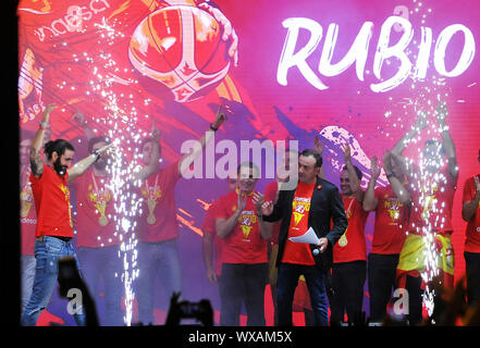 Madrid, Spanien. 16 Sep, 2019. Die Spaniens Basketball-nationalmannschaft Ricky Rubio (1. L) grüsst Fans bei einer Feier in Madrid, Spanien, Sept. 16, 2019. Spanien besiegt Argentinien am Sonntag die 2019 FIBA WM Titel zu behaupten. Quelle: Guo Qiuda/Xinhua/Alamy leben Nachrichten Stockfoto