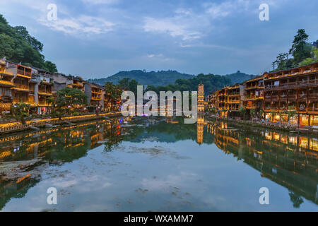 Antike Stadt Fenghuang bei Sonnenuntergang nach Hunan in China Stockfoto