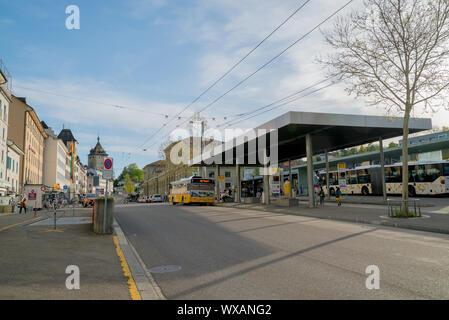 Schaffhausen, SH, Schweiz - 22 April 2019: Bahnhof und Busbahnhof in Schaffhausen mit Menschen c Stockfoto