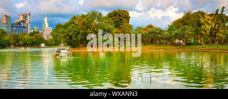 Panoramablick auf die Skyline von Bangkok. Lumphini Park, Thailand. Panorama Stockfoto