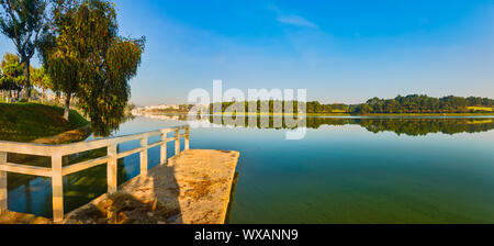 Sonnenaufgang über Xuan Huong See, Dalat, Vietnam. Panorama Stockfoto